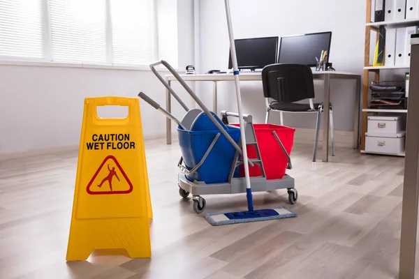 Warnschild Für Nasse Böden Und Reinigungsgeräte Auf Dem Boden — Stockfoto