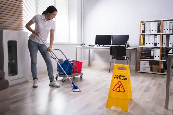 Vrouwelijke Janitor Kantoor Met Natte Vloer Voorzichtig Aanlog Vloer Reiniging — Stockfoto