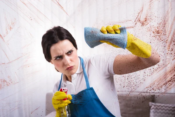 Nahaufnahme Einer Jungen Frau Die Glasfenster Mit Lappen Putzt — Stockfoto