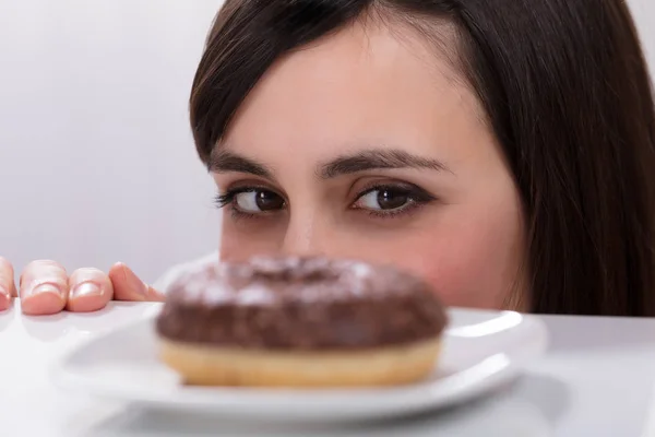 Gros Plan Une Jeune Femme Regardant Donut Sur Une Assiette — Photo