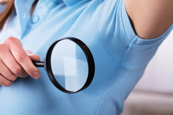 Close Woman Sweaty Armpit Holding Magnifying Glass — Stock Photo, Image