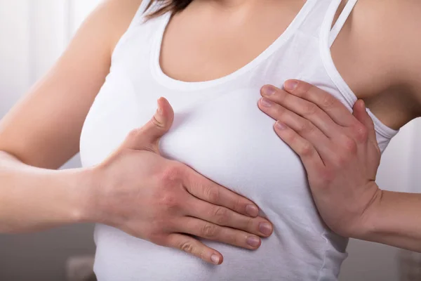 Close Van Hand Van Een Vrouw Borst Toont Kanker Symptoom — Stockfoto