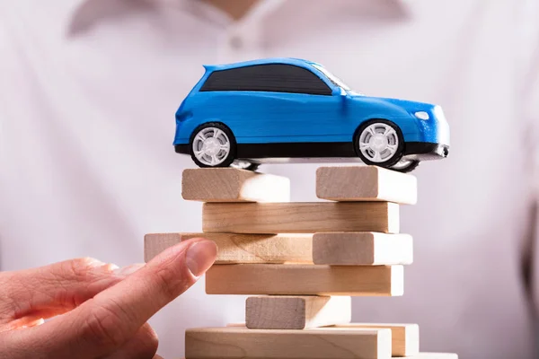 Blue Car Businesperson Finger Arranging Wooden Blocks Модель Автомобиля Полностью — стоковое фото