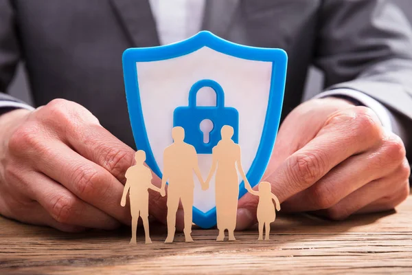 Rodzina Rysunek Wyłącznik Przed Przedsiębiorcą Ręką Przytrzymując Ikonę Security Shield — Zdjęcie stockowe