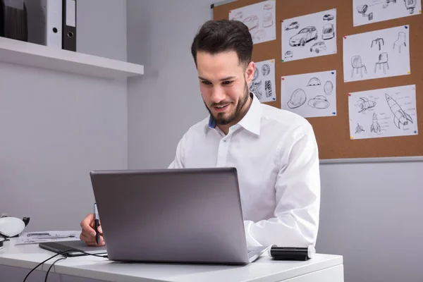 Diseñador Masculino Joven Feliz Usando Ordenador Portátil Oficina —  Fotos de Stock