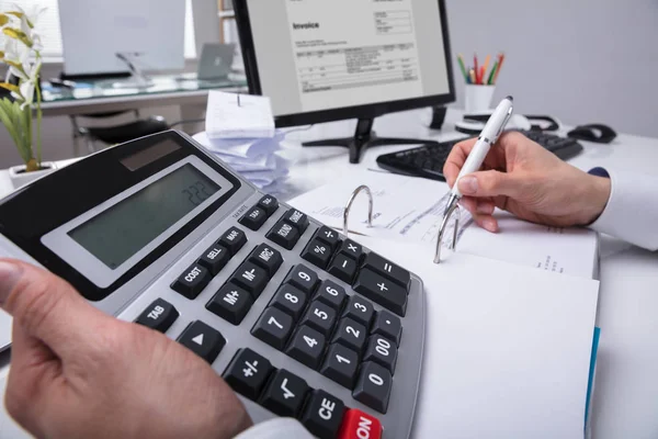 Close Businessperson Hand Calculating Bill Calculator — Stock Photo, Image
