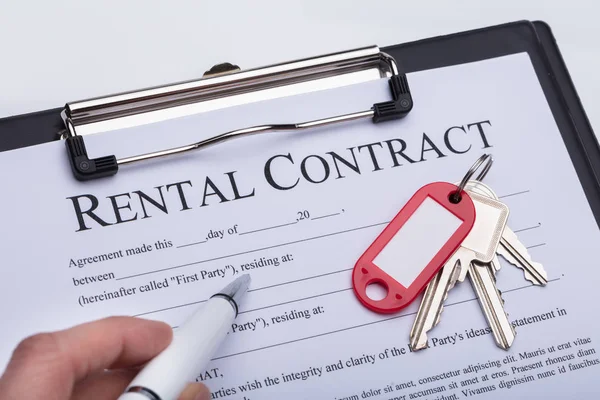 손으로 작업하는 Rental Contract Form — 스톡 사진