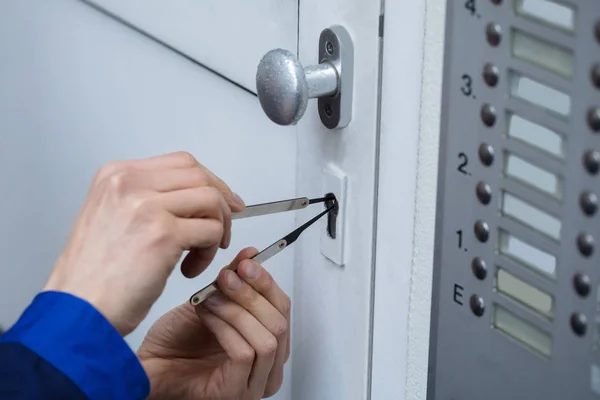 Close Person Hand Opening Door Lockpicker — Stock Photo, Image