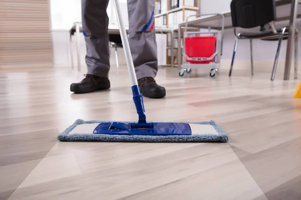 Limpador Limpeza Piso Madeira Dura Com Esfregão Local Trabalho — Fotografia de Stock