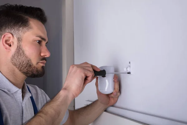 Nahaufnahme Eines Jungen Männlichen Elektrikers Der Türsensoren Für Sicherheitssysteme Der — Stockfoto