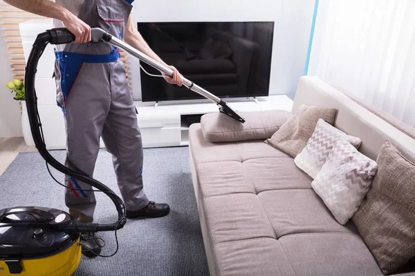 Man Cleaning Sofa Living Room Menggunakan Vacuum Cleaner Rumah — Stok Foto