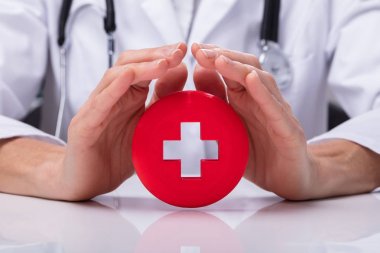 İlk yardım işareti korumak bir doktorun el Close-Up