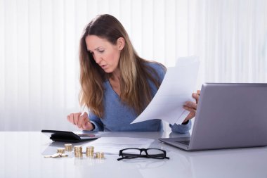 Olgun işkadını beyaz masa ofis ile fatura hesaplama Close-Up
