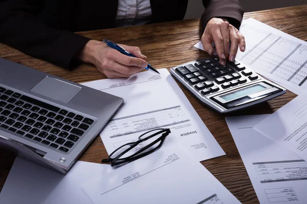 Businessperson Calculating Invoice Calculator Office — Stock Photo, Image