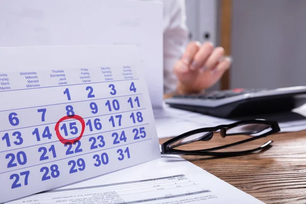 Close Calendário Factura Frente Empresário Que Trabalha Local Trabalho — Fotografia de Stock