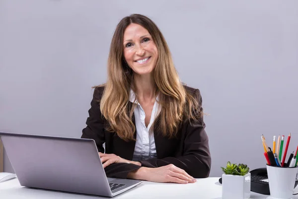 Porträtt Glad Affärskvinna Med Laptop Skrivbord — Stockfoto