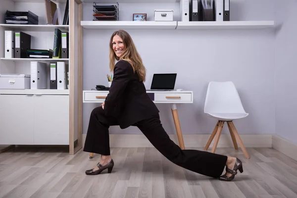 Vista Lateral Una Mujer Negocios Feliz Haciendo Ejercicio Estiramiento Oficina —  Fotos de Stock