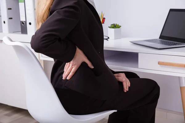 Reife Geschäftsfrau Leidet Rückenschmerzen Arbeitsplatz — Stockfoto