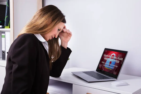 Αναστατώσει Επιχειρηματίας Που Κάθεται Στο Γραφείο Laptop Οθόνη Δείχνει Προσωπικά — Φωτογραφία Αρχείου