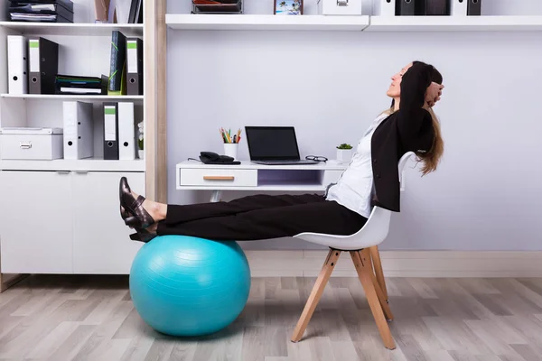 Vista Lateral Una Mujer Negocios Relajada Estirando Sus Brazos —  Fotos de Stock