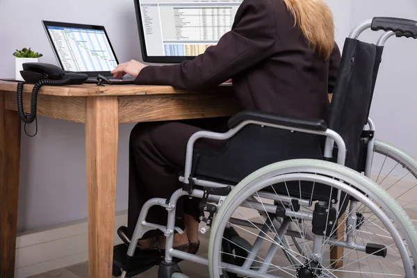 Vista Trasera Una Mujer Negocios Discapacitada Sentada Una Silla Ruedas — Foto de Stock