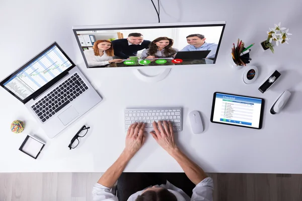 Affärsman Videokonferenser Dator Med Laptop Och Digitala Tablett Skrivbord — Stockfoto