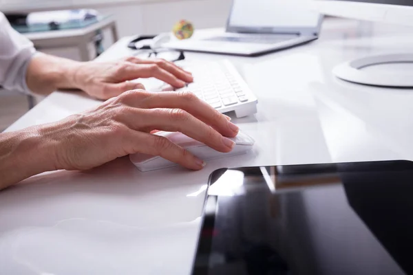 Primer Plano Mano Hombre Negocios Escribiendo Teclado Computadora —  Fotos de Stock