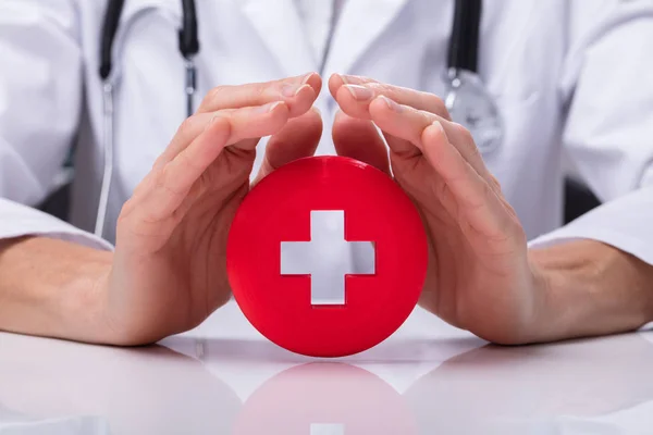 Primer Plano Mano Médico Protegiendo Señal Primeros Auxilios — Foto de Stock