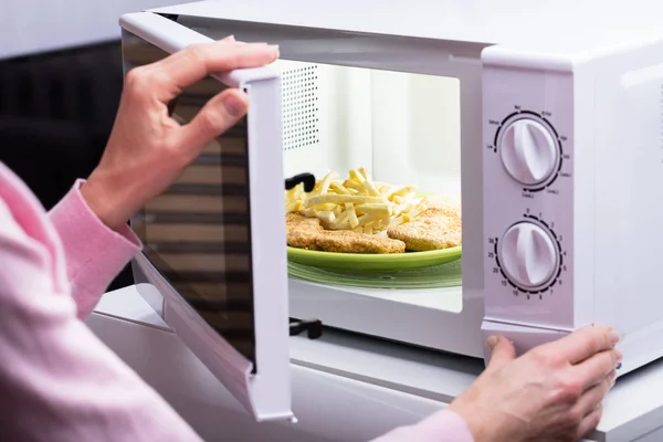 Foto Las Manos Mujer Abriendo Puerta Del Horno Microondas — Foto de Stock