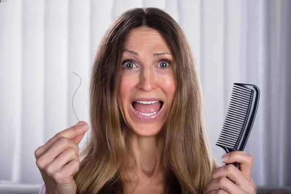 Mujer Conmocionada Que Sufre Problemas Pérdida Cabello — Foto de Stock