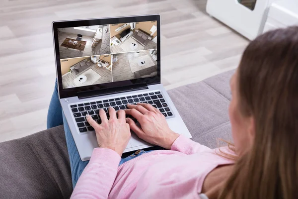 Primo Piano Donna Seduta Sul Divano Monitoraggio Telecamere Sicurezza Domestiche — Foto Stock