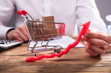 İşadamı'nın el Holding ok önünde alışveriş sepeti tam karton kutu