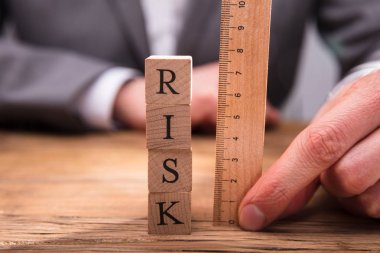 İşadamı'nın el risk ahşap bloklar bir hükümdar ile ölçme
