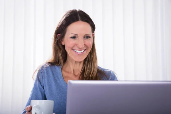 Close Mulher Feliz Segurando Xícara Café Olhando Para Laptop Mesa — Fotografia de Stock