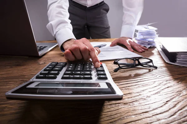 Factura Cálculo Mano Empresario Con Calculadora Escritorio Madera —  Fotos de Stock