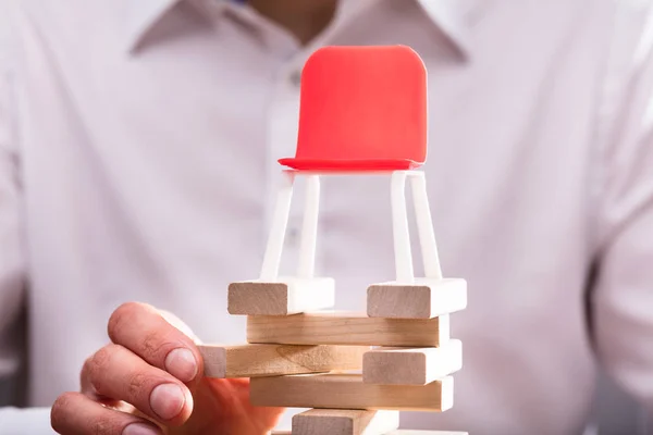 Primer Plano Una Silla Roja Sobre Mano Humana Organización Bloques —  Fotos de Stock