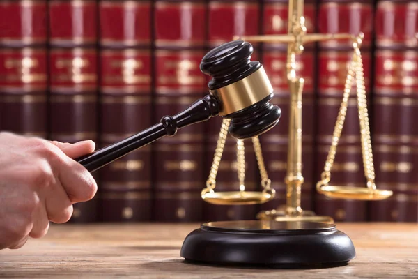 Judge Hand Striking Mallet Sounding Block Courtroom — Stock Photo, Image