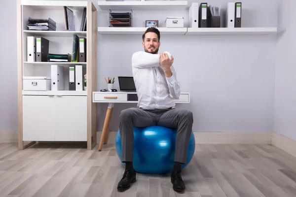 Empresário Sentado Bola Fitness Fazendo Exercício — Fotografia de Stock