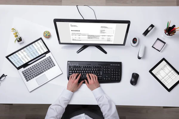 Jovem Empresário Usando Laptop Com Tela Computador Mostrando Fatura — Fotografia de Stock