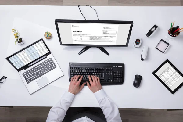 Empresario Joven Usando Ordenador Portátil Con Pantalla Computadora Que Muestra —  Fotos de Stock