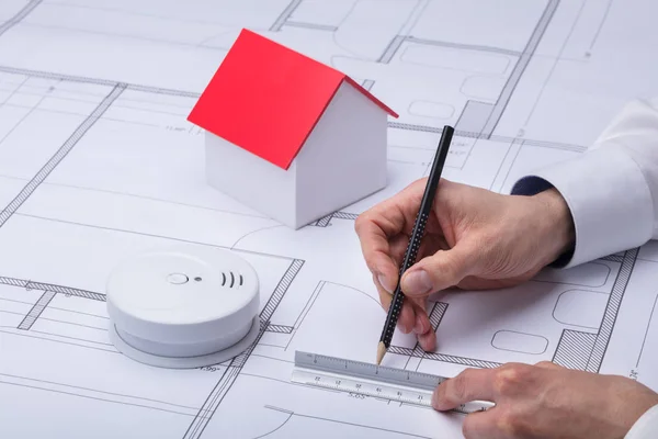 Arquitectura Dibujo Plano Cerca Detector Humo Modelo Casa — Foto de Stock
