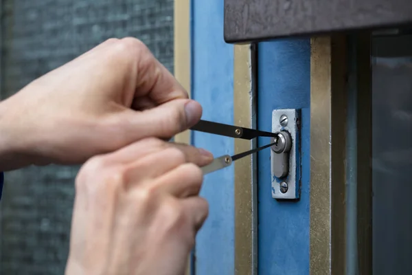 Närbild Persons Hand Dörren Med Lockpicker — Stockfoto