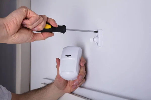 Närbild Ung Manlig Elektriker Installera Security System Dörrsensor Väggen — Stockfoto