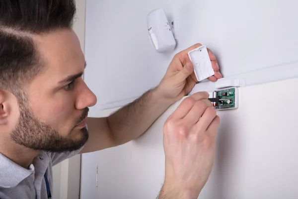 Jovem Técnico Masculino Instalando Sensor Porta Sistema Segurança Parede Usando — Fotografia de Stock