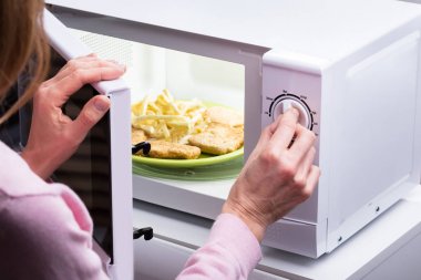 Fotoğraf kadının el mikrodalga fırın kapı açma