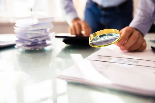 Affärsmans Hand Analysera Bill Genom Förstoringsglas — Stockfoto