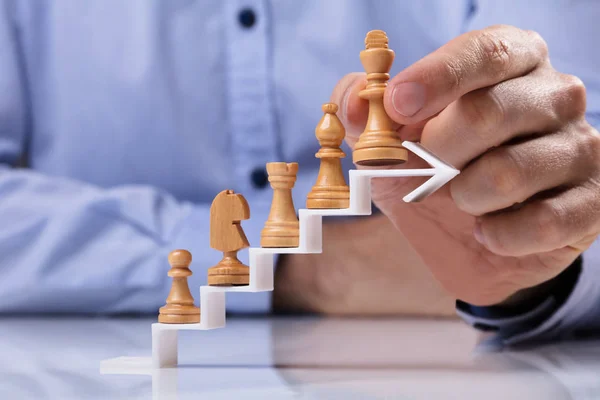 Biznesmen Wprowadzania Drewniane Króla Chess Piece Szczycie Zwiększenie Zygzaka Białą — Zdjęcie stockowe
