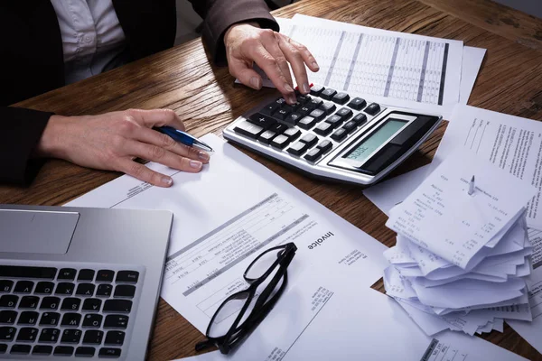 Businessperson Calculating Invoice Calculator Office — Stock Photo, Image