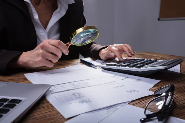 Mão Empresário Analisando Fatura Através Lupa Escritório — Fotografia de Stock