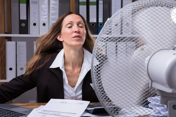 подвижность воздуха. Keeping cool. женщины в жару. жарко сток. Feel therapeutics.